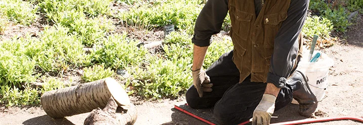 Person beim Bau eines erhöhten Beets
